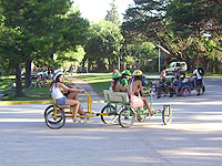 Paseos en carritos a pedal por la Avenida Costanera Roasenda