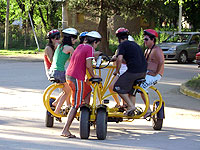 Bicicleta para 7 personas en costanera Roasenda