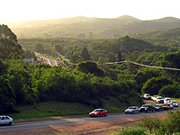 Larga cadena de autos hacia Santa Rosa de Calamuchita