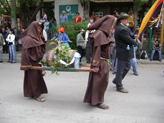 Los Monjes portando el barril de cerveza